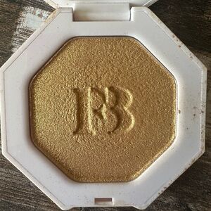 Fenty “Trophy Wife”hilighter